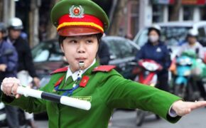 Vẻ đẹp nữ cảnh sát qua ống kính sinh viên