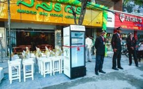 Nhà hàng Ấn đặt tủ lạnh giữa phố tặng thực phẩm cho người nghèo