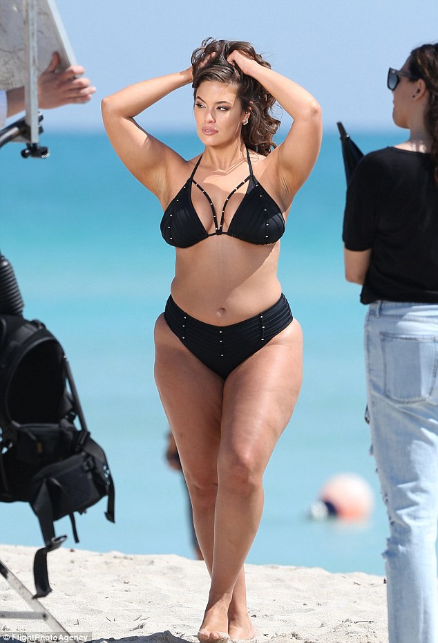  Ashley Graham có buổi chụp hình trên bãi biển Miami ngày 14/3 vừa qua 