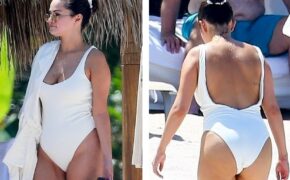Selena Gomez xinh đẹp và tươi tắn trên biển