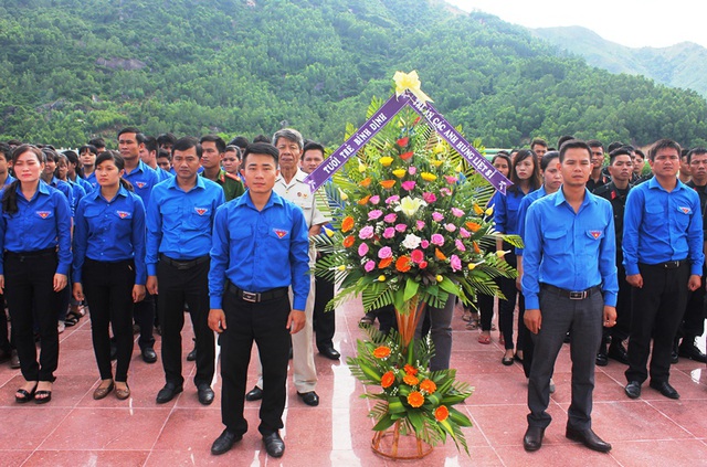  Đoàn “Hành trình theo bước chân những người anh hùng” dâng hoa tượng đài tại Di tích Trại giam nữ tù binh Phú Tài (TP Quy Nhơn) vào chiều 26/7. 