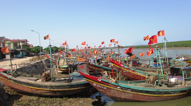 Tàu cá bà con ngư dân trong vùng Cửa Vạn (Ảnh: Như Sương)