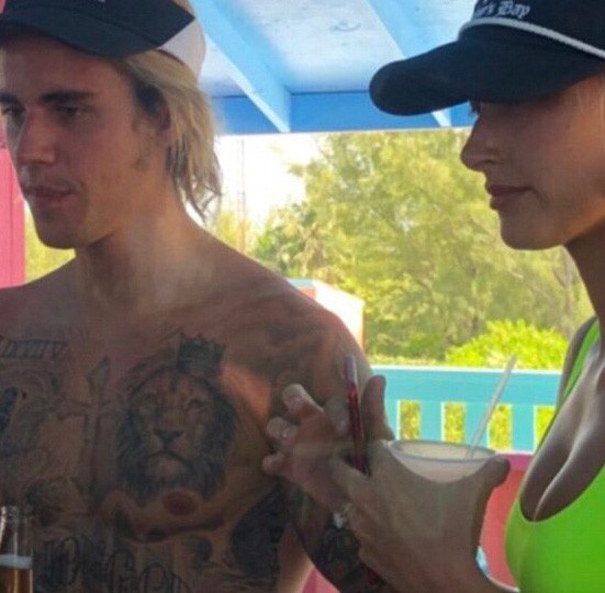  Người mẫu Hailey Baldwin lộ nhẫn kim cương khủng trên ngón tay áp út khi cùng bạn trai Justin Bieber đi nghỉ tại Bahamas hồi cuối tuần trước 