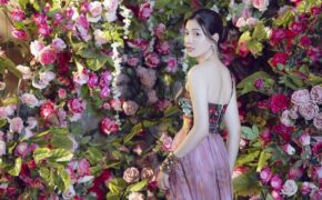 Hoài Thương xinh đẹp khoe sắc bên hoa