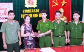 Học viên trường Cảnh sát trả lại tài sản cho người đánh rơi