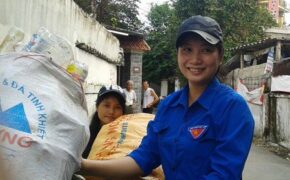 Khi sinh viên làm từ thiện bằng…nhặt rác