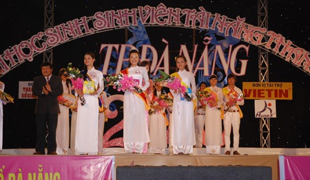 Miss VIETIN duyên dáng trong hội thi HSSV tài năng thanh lịch - 1