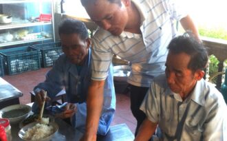 Người mang những suất cơm cho bệnh nhân nghèo