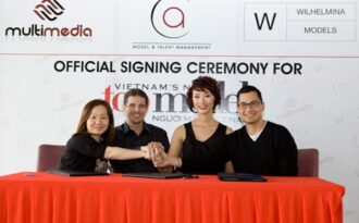 Huyền Trang ký hợp đồng với công ty thời trang Mỹ