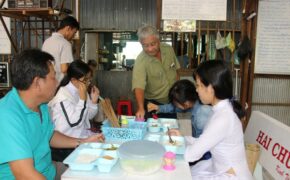 Phó trưởng công an huyện về hưu, nấu cơm, khám bệnh… miễn phí cho người nghèo