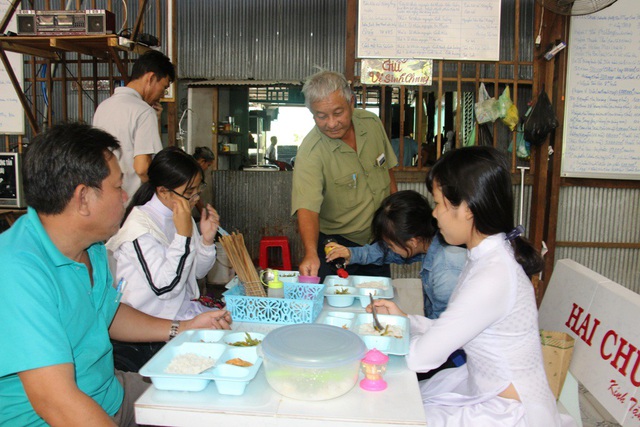 Từ ngày về hưu, ông Lê Thanh Nghị - nguyên Phó trưởng công an huyện An Phú cùng bạn bè lập bếp ăn từ thiện phục vụ học sinh, bà con nghèo trên địa bàn huyện An Phú