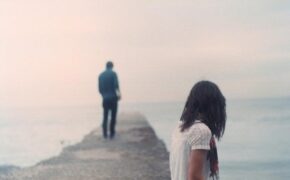 Cô gái bị người yêu chia tay phũ phàng vì từng làm người mẫu quảng cáo