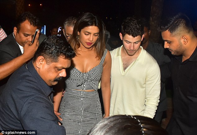 Priyanka Chopra và Nick Jonas đưa 2 gia đình gặp gỡ nhau - 2