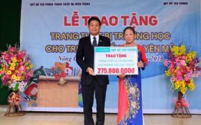 Chubb Life Việt Nam trao tặng thiết bị dạy và học cho 7 trường học tại miền Trung