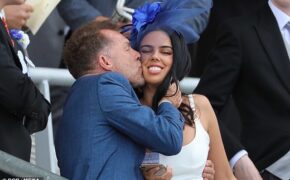 Nam diễn viên U70 tình tứ bên bạn gái kém 40 tuổi