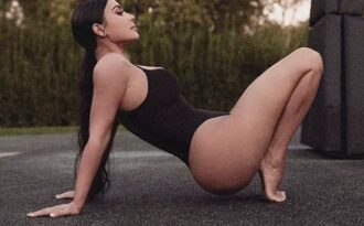 Kim Kardashian khoe ảnh tập yoga