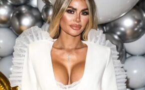 Chloe Sims diện áo xẻ sâu dự tiệc giáng sinh