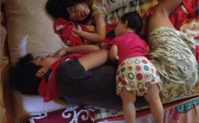 Cười “rách” miệng cách trông con ngủ của ông bố Việt