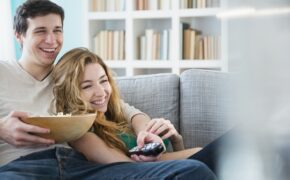 Cùng xem phim truyền hình giúp các cặp đôi yêu nhau hơn