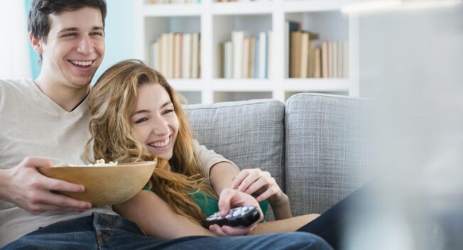 Cùng xem phim truyền hình giúp các cặp đôi yêu nhau hơn