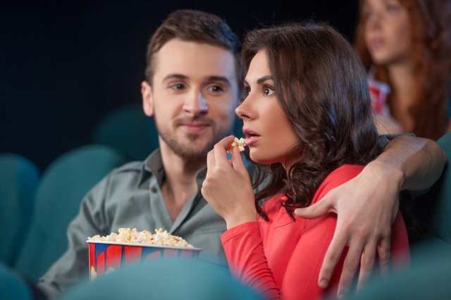 Những buổi tối cùng nhau ngồi xem TV, ra rạp xem phim hoặc đọc sách sẽ giúp các cặp đôi gia tăng sự gắn kết, điều này đặc biệt phát huy tác dụng đối với những cặp đôi không có nhiều bạn chung.
