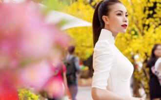 Trà Ngọc Hằng diện áo dài dạo phố Xuân rực rỡ