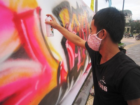 Hàng trăm bạn trẻ Huế sôi nổi vẽ tranh “phòng chống HIV/AIDS”
