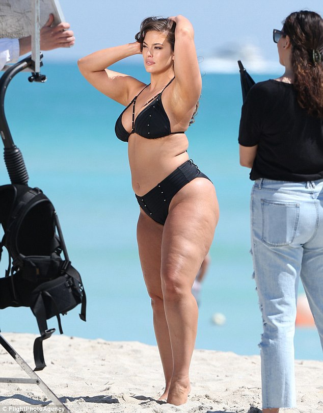  Ashley Graham bận rộn cả buổi dưới tiết trời nắng nóng 