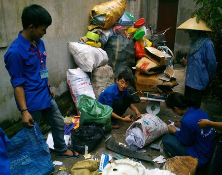 Cứ mỗi dịp cuối tuần, hơn 50 bạn trẻ lại đến từng ngõ ngách trong thành phố Vinh để nhặt ve chai.