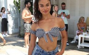 Siêu mẫu Úc: Ngực “lép” vẫn quyến rũ