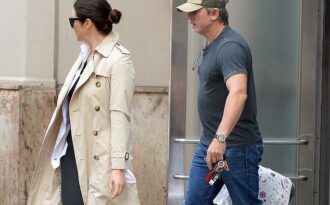 “Điệp viên 007” đưa con 1 tháng tuổi ra phố