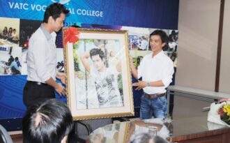 Siêu mẫu Hồ Đức Vĩnh bất ngờ vì… quà tặng