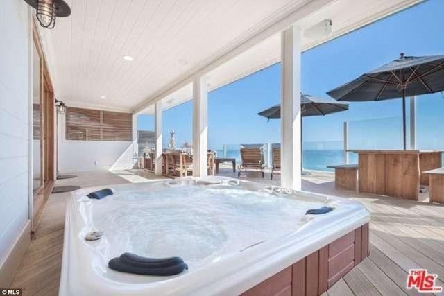  Phòng tắm thư giãn của ngôi biệt thự tại Malibu có không gian thoáng mát và nhìn ra biển mang lại cảm giác nghỉ ngơi tuyệt vời cho chủ nhân. 