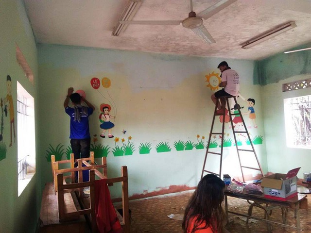 Các bạn sinh viên tình nguyện đã sơn sửa lại các phòng học cho học sinh trước thềm năm học mới