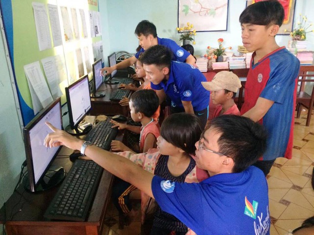 Các bạn sinh viên tình nguyện đã hướng dẫn cho các bạn học sinh ở xã Ia Le sử dụng Internet