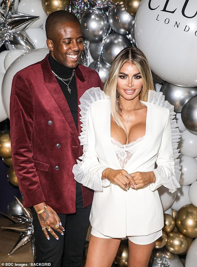 Chloe Sims diện áo xẻ sâu dự tiệc giáng sinh - 2