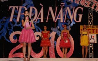 Miss VIETIN duyên dáng trong hội thi HSSV tài năng thanh lịch