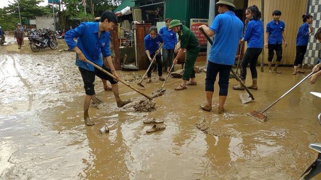 Huy động lực lượng thanh niên tại địa bàn và thành lập các đội thanh niên xung kích tình nguyện, ra quân đồng loạt giúp nhân dân dọn dẹp nhà cửa, khắc phục hậu quả sau mưa lũ, trong đó ưu tiên các hộ khó khăn về lao động, các gia đình chính sách, neo đơn.