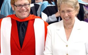 Mẹ Elton John không muốn gặp cháu