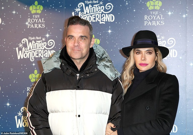  Cùng dự sự kiện còn có ca sỹ Robbie Williams và vợ Ayda Field 