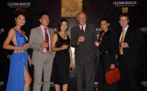 Hương Giang khoe dáng bên người đẹp ‘Bẫy rồng’