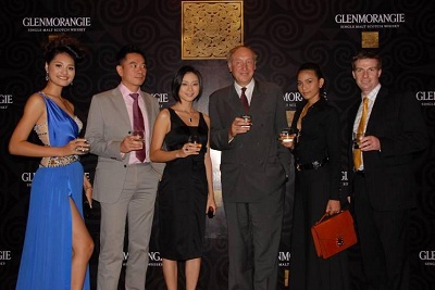 Hương Giang khoe dáng bên người đẹp ‘Bẫy rồng’