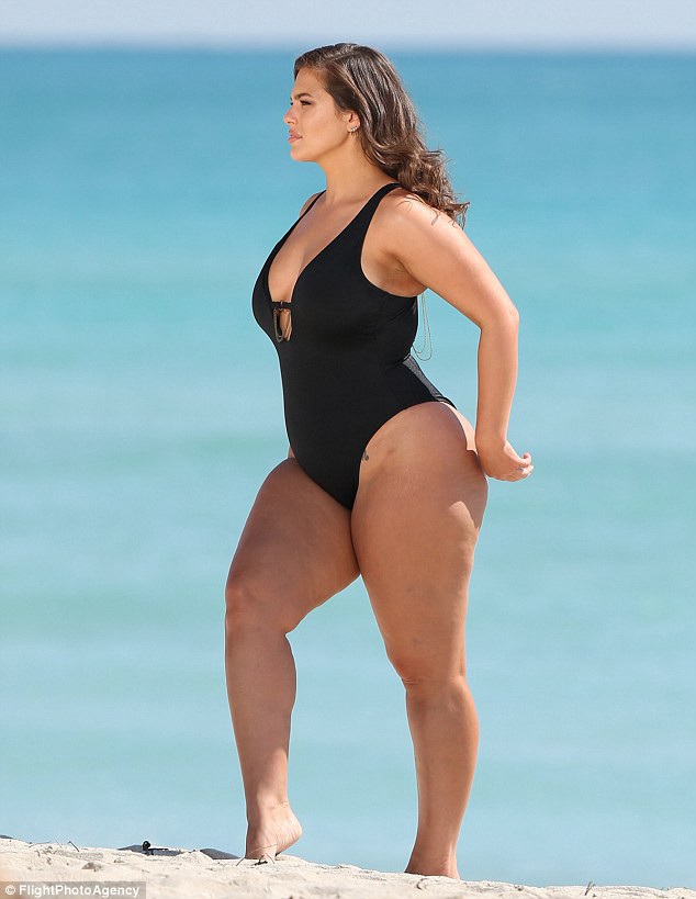  Ashley Graham chia sẻ khi khởi nghiệp người mẫu cô đã nặng ký và thường xuyên bị chê xấu, chê béo 