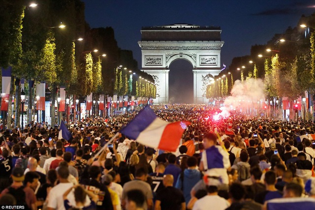  Hàng trăm nghìn cổ động viên đổ ra đường phố Paris ăn mừng sau chiến thắng lịch sử này 