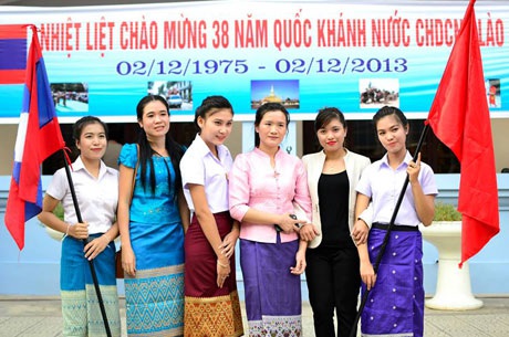 Thiếu nữ Lào - Việt khoe sắc trong ngày hội mừng Quốc khánh Lào