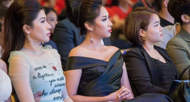 Hoa hậu Đặng Thu Thảo, Chi Nguyễn rạng rỡ đón Michael Owen