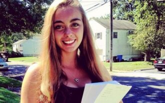 Hot girl 20 tuổi than khổ vì… xinh đẹp quá mức