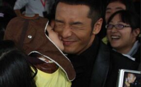 Huỳnh Hiểu Minh nhận được nụ hôn bất ngờ từ fan nhí