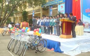 Trao 9 xe đạp cho học sinh nghèo đến trường