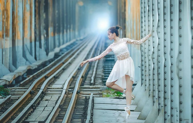 Tranh cãi bộ ảnh cô gái múa ballet trên đường tàu - 1